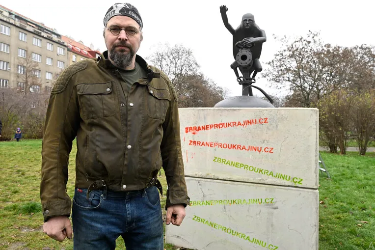 У Празі встановили красномовний пам’ятник Путіну з газовим краном у руках. Фото