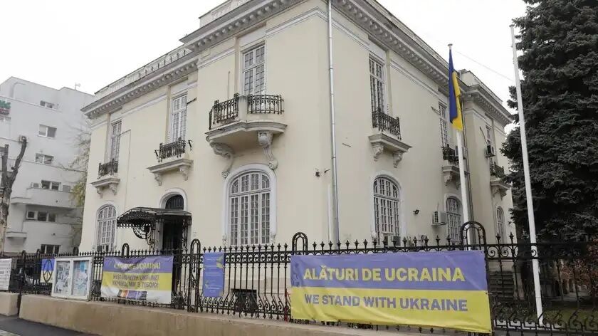 Посольство України в Бухаресті отримало підозрілі конверти: на місце виїхали вибухотехніки