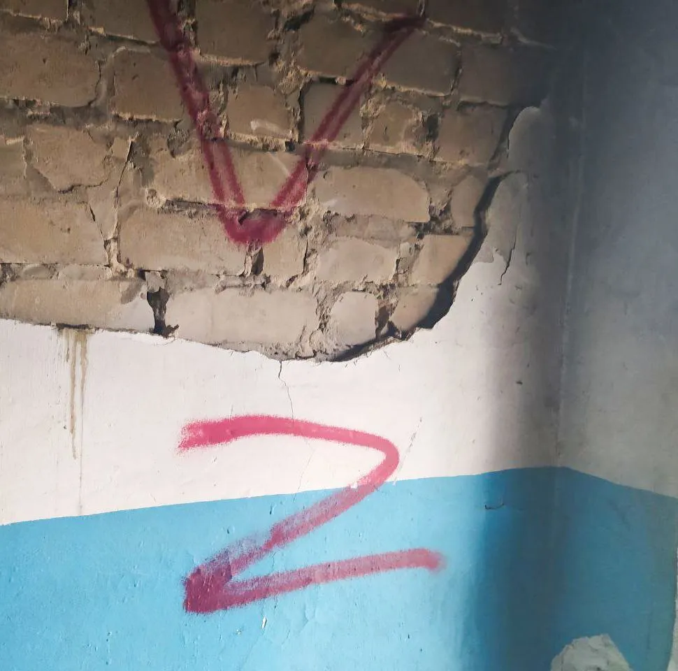 Окупанти залишили свої символи на стіні