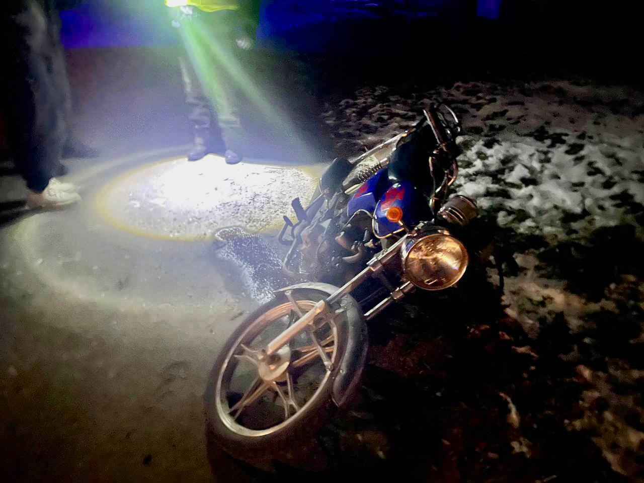 На Київщині п’яний мотоцикліст збив жінку. Фото dqxikeidqxidqeant