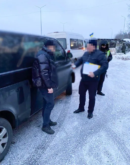 У Києві викрили чоловіка, який продавав гуманітарну допомогу, призначену ЗСУ. Фото dqxikeidqxidqrant