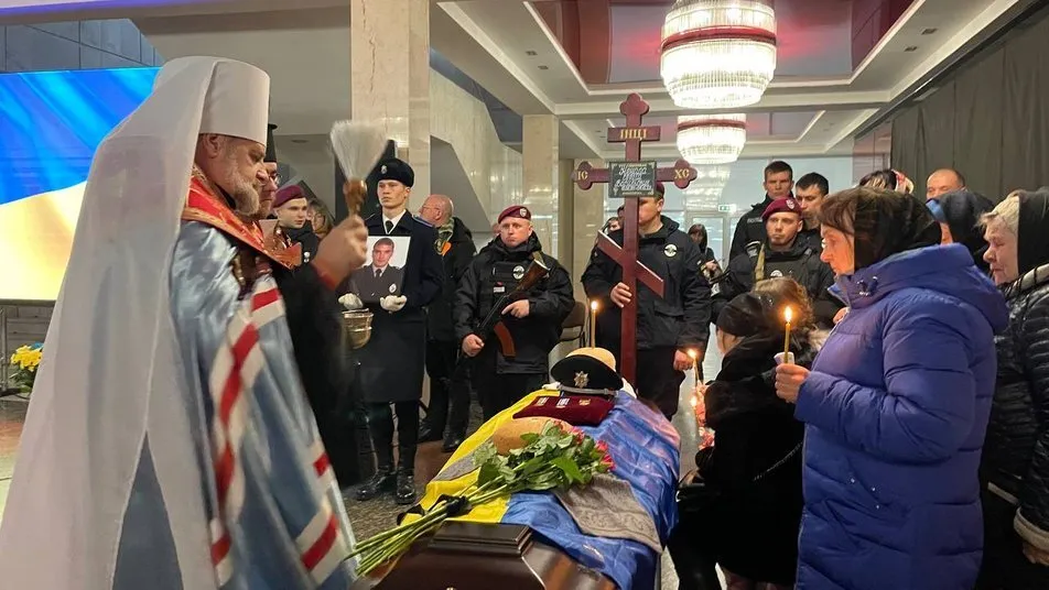 У Черкасах прощаються з поліцейськими, які підірвалися на каскаді ворожих мін на Херсонщині. Фото і відео