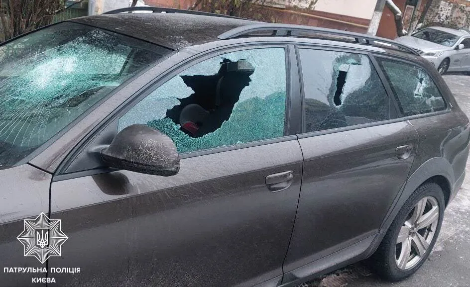 У Києві п’яна жінка сокирою розбила скло в припаркованому легковику. Фото dqxikeidqxidqrant