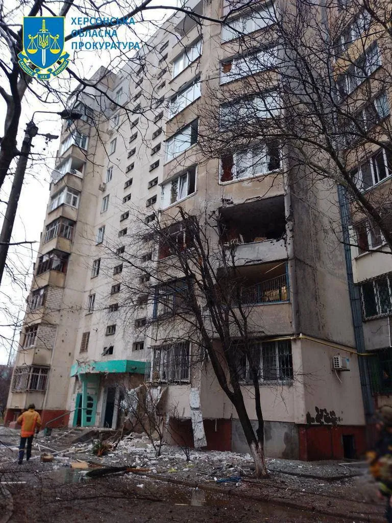 Оккупанты ударили по Херсону, вспыхнул пожар: погибла женщина, четверо пострадавших. Фото