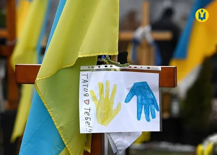 ’’Папа, я люблю тобі’’: у мережі показали зворушливий малюнок на могилі загиблого воїна. Фото dqxikeidqxidqrant