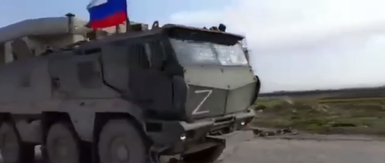 В Сирии мирные жители забросали камнями колонну военной техники с Z-свастикой. Видео dqxikeidqxidqrant