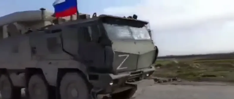 У Сирії мирні жителі закидали камінням колону військової техніки з Z-свастикою. Відео dqxikeidqxidqrant