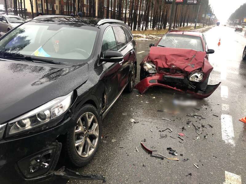 На Київщині зіткнулися два легковики: є постраждалі. Фото