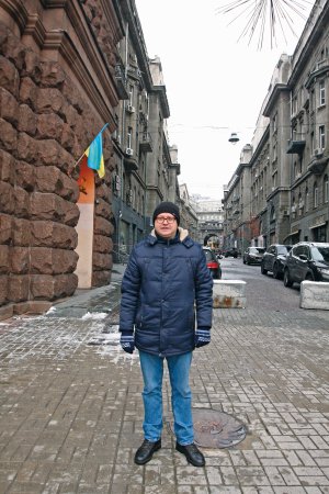 Микола БЄЛЄСКОВ, 29 років, військовий експерт. Народився 10 травня 1993 року в місті Лебедин на Сумщині. Батько – електрик, ліквідатор аварії на ЧАЕС, мати – вчителька математики і фізики. Закінчив Інститут міжнародних відносин Київського національного університету імені Тараса Шевченка за спеціальністю ”Політолог-міжнародник”. Працював у неурядовій організації ”Інститут світової політики”, Національному інституті стратегічних досліджень, у відділі воєнної політики. Із серпня 2022 року – старший аналітик благодійного фонду ”Повернись живим”. Заручений. Любить пригодницькі романи й фентезі. Слухає музику 1980-х dqxikeidqxidqrant