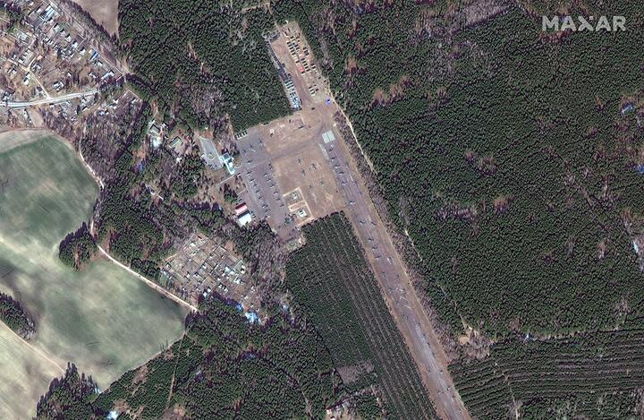 Не менее 63 вертолетов, развернутых на аэродроме Великий Боков под Мозырем в Беларуси, примерно в 40 км от границы с Украиной. С первых дней войны белорусские аэродромы и военные полигоны используются российскими военными для ракетных обстрелов северной части Украины. Снимок сделан 28 февраля 2022 года. Фото: Reuters