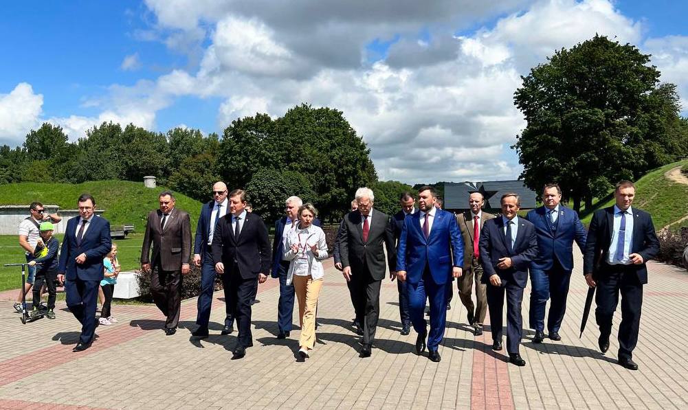 Главарь донецких боевиков Денис Пушилин вместе с секретарем Генсовета партии «Единая Россия» Андреем Турчаком посещают Брестскую крепость, 27 июля 2022 года. Во время визита в Брест Пушилина и Турчака сопровождал посол России в Беларуси Борис Грызлов, а также другие представители делегации террористического образования "ДНР"