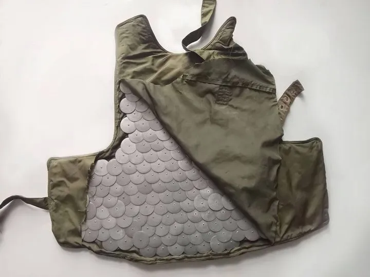 Украинские военные обнаружили ’’артефакт’’ времен Брежнева, который оккупанты считали бронежилетом. Фото dqxikeidqxidqeant