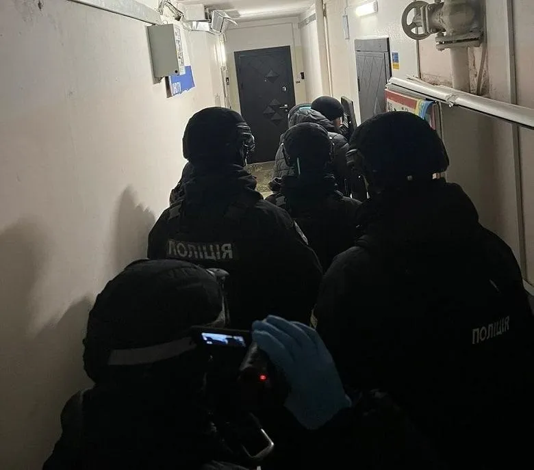 У Києві затримали чоловіка, якого підозрюють у зґвалтуванні похресниці. Фото dqxikeidqxidqeant