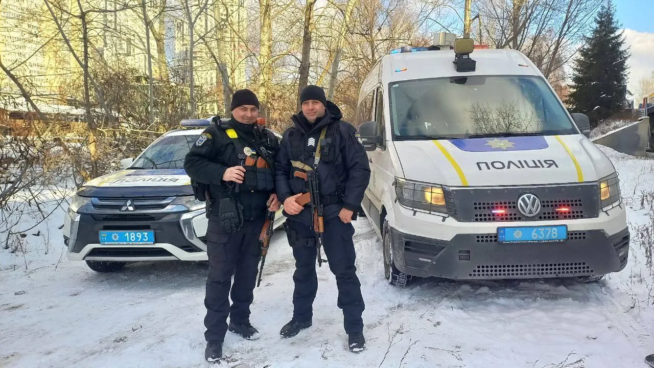 У Києві поліцейські врятували жінку, яка разом із собакою провалилася під кригу. Відео