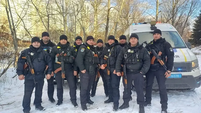 У Києві поліцейські врятували жінку, яка разом із собакою провалилася під кригу. Відео