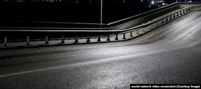 Мост после взрыва просел, движение им остановили