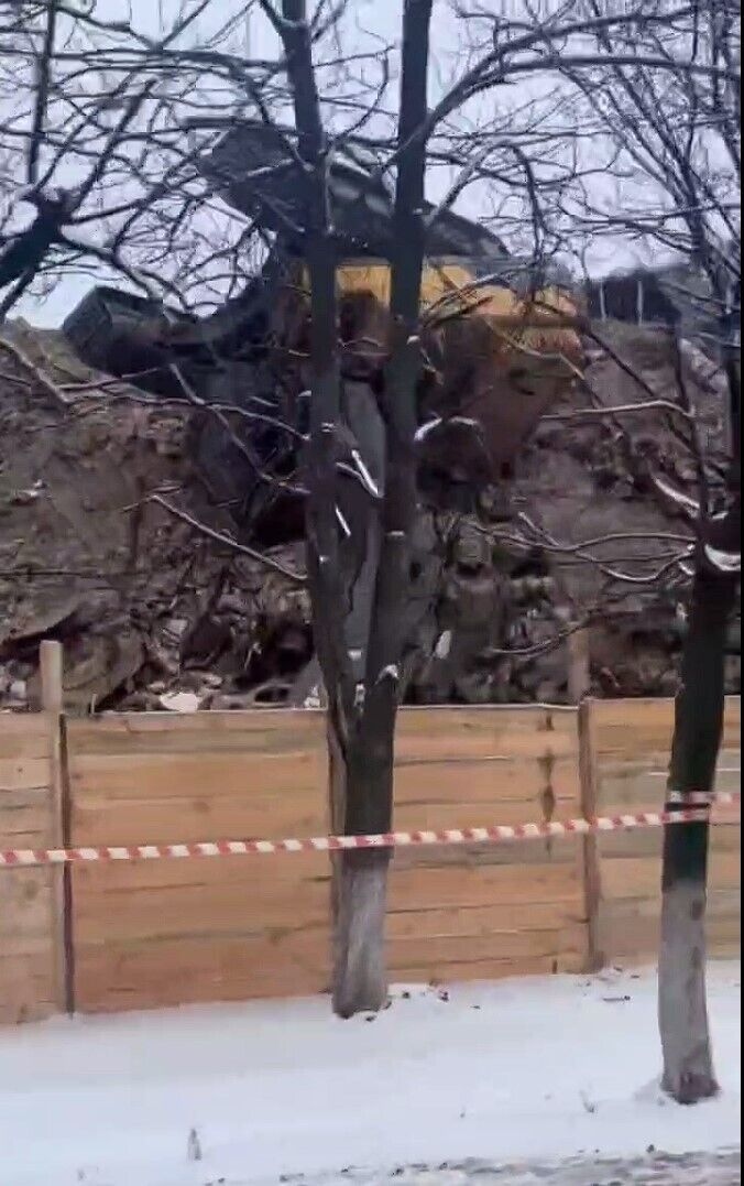 В Ирпене во время сноса поврежденного дома опрокинулся экскаватор. Видео dqxikeidqxidqeant