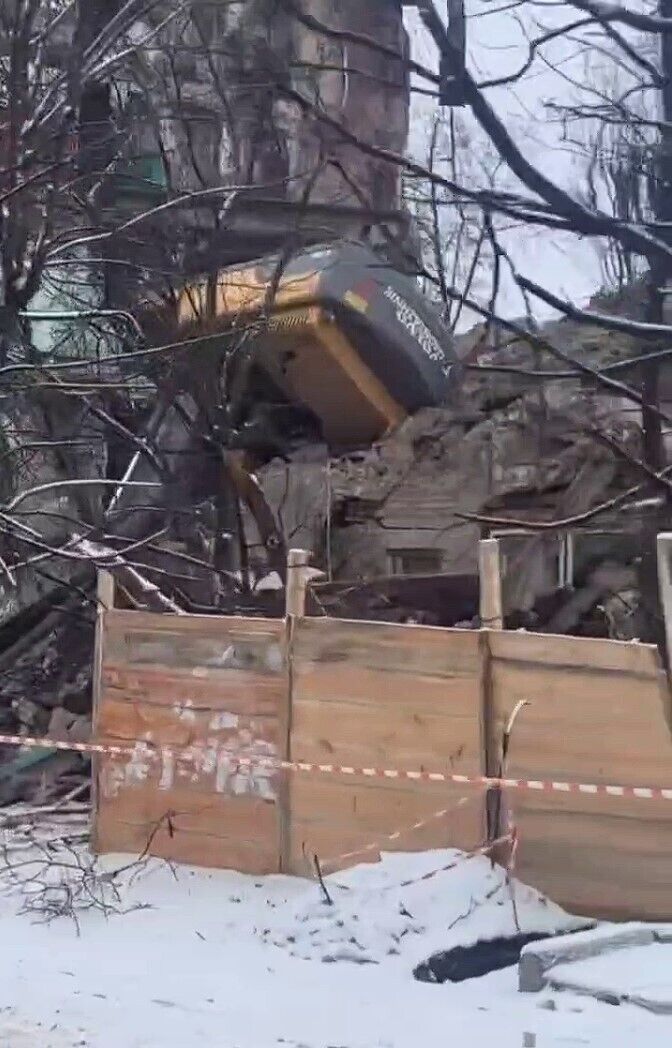 В Ирпене во время сноса поврежденного дома опрокинулся экскаватор. Видео