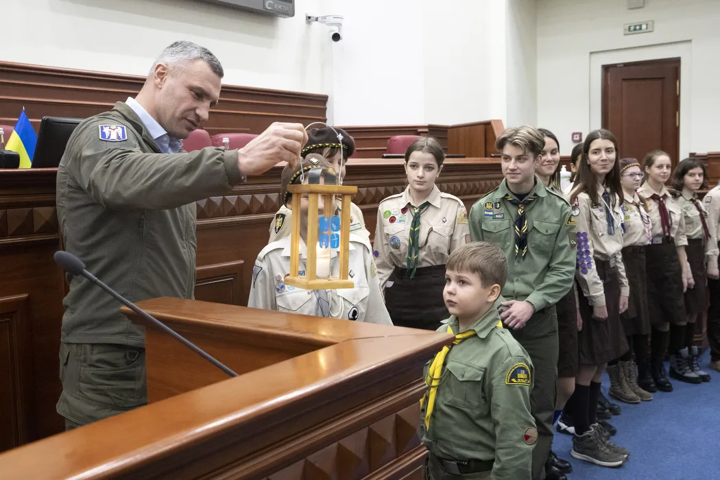 Пластуни принесли у Київраду Вифлеємський вогонь миру. Фото dqxikeidqxidqrant