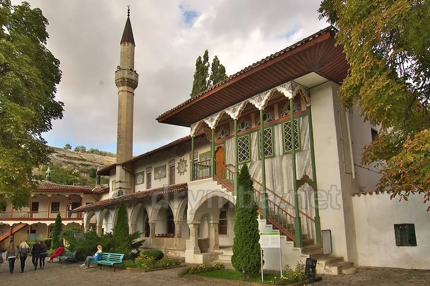 Оккупанты уничтожают Ханский дворец в Бахчисарае: Украина обратилась в ЮНЕСКО. Фото dqxikeidqxidqrant