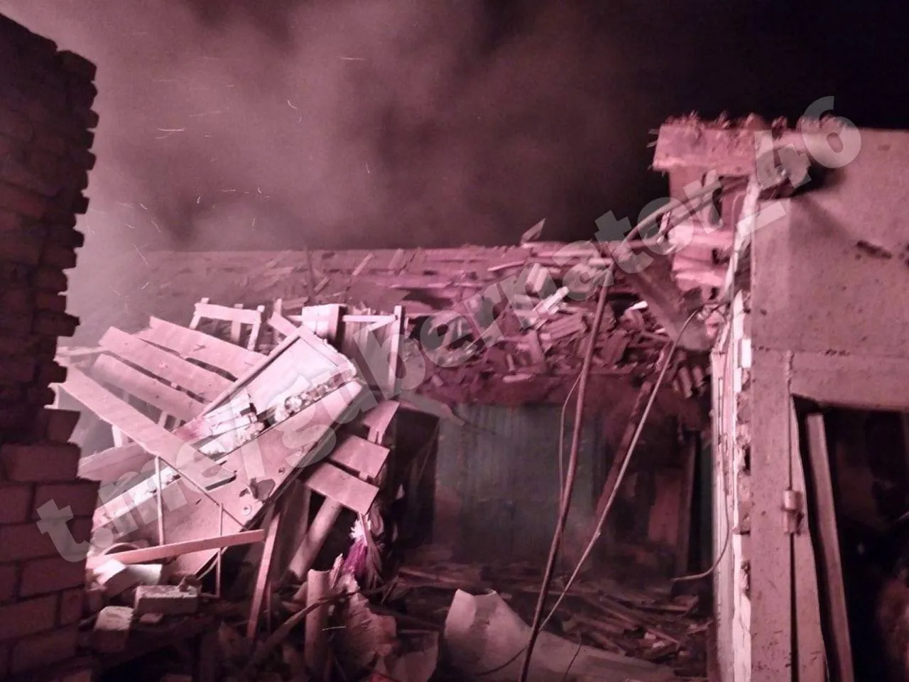 В Курской области после "хлопка" загорелись жилые дома, есть пострадавшие. Фото dqxikeidqxidqeant