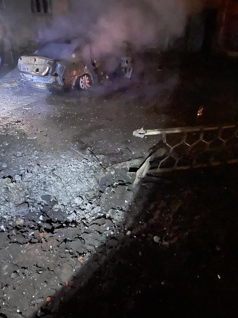 Війська РФ обстріляли Курахове на Донеччині: пошкоджено багатоповерхівку, є постраждалий. Фото