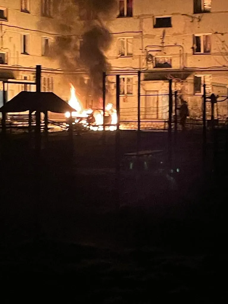 Війська РФ обстріляли Курахове на Донеччині: пошкоджено багатоповерхівку, є постраждалий. Фото