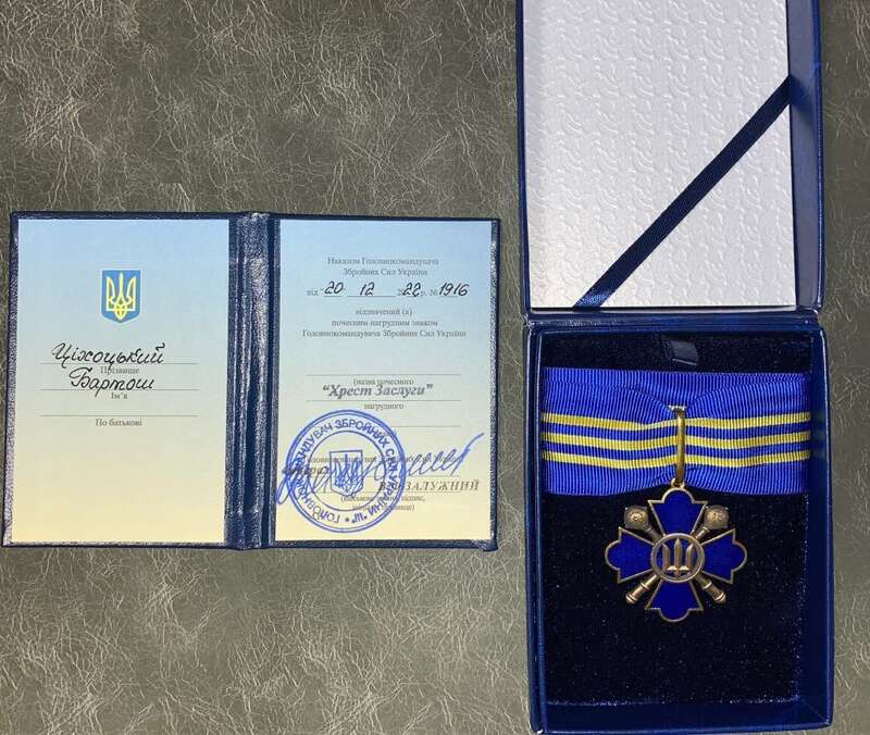 Залужный наградил посла Польши в Украине почетным знаком "Крест заслуги". Фото dqxikeidqxidqrant