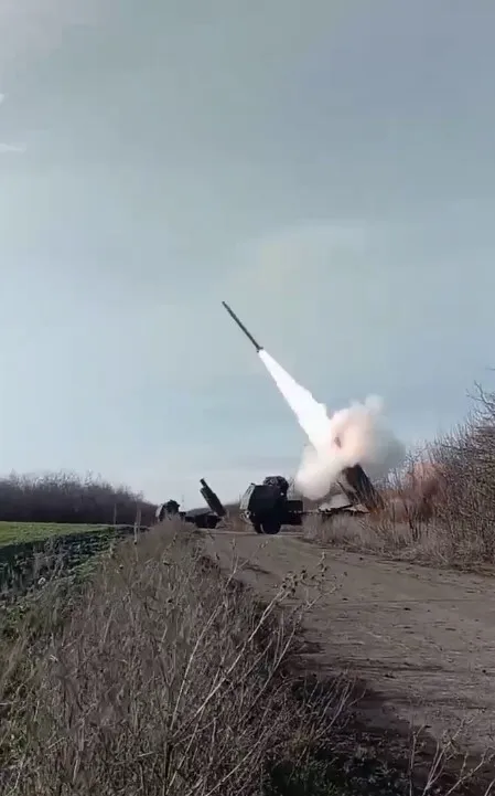 ’’Хороша погода, сонечко’’: у мережі з’явилося відео ефектної роботи HIMARS в Україні