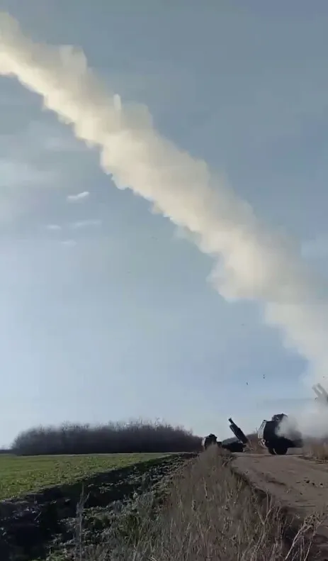 ’’Хороша погода, сонечко’’: у мережі з’явилося відео ефектної роботи HIMARS в Україні