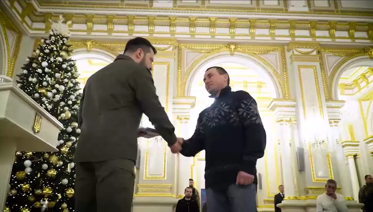 Люди, які щодня працюють на нашу перемогу: Зеленський вручив нагороди українським енергетикам. Відео dqxikeidqxidqeant