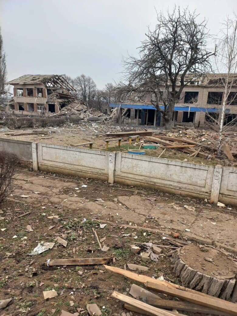 Наслідки влучання ракет у гімназію під Запоріжжям 05