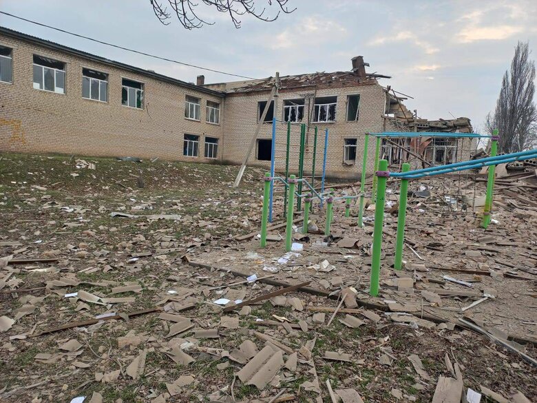 Последствия попадания ракет в гимназию под Запорожьем 02