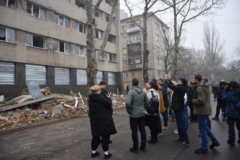 Чтобы понять реальность жизни: Кулеба с послами Украины посетили Николаев 14