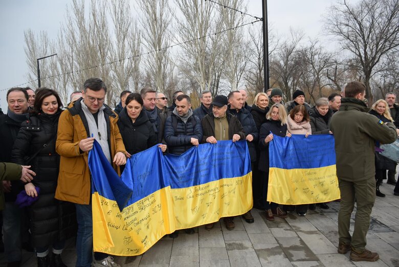 Чтобы понять реальность жизни: Кулеба с послами Украины посетили Николаев 19