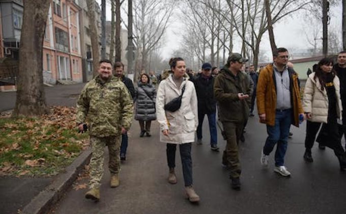 Щоб зрозуміти реальність життя: Кулеба з послами України відвідали Миколаїв 06