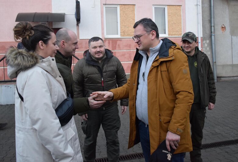 Чтобы понять реальность жизни: Кулеба с послами Украины посетили Николаев 05