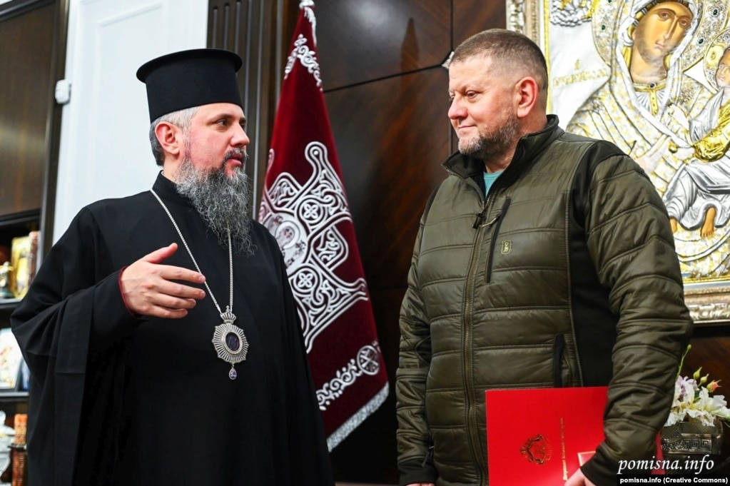 Головнокомандувач ЗСУ Валерій Залужний і глава ПЦУ митрополит Київський і всієї України Епіфаній напередодні Різдва за григоріанським календарем. Київ, 21 грудня 2022 року