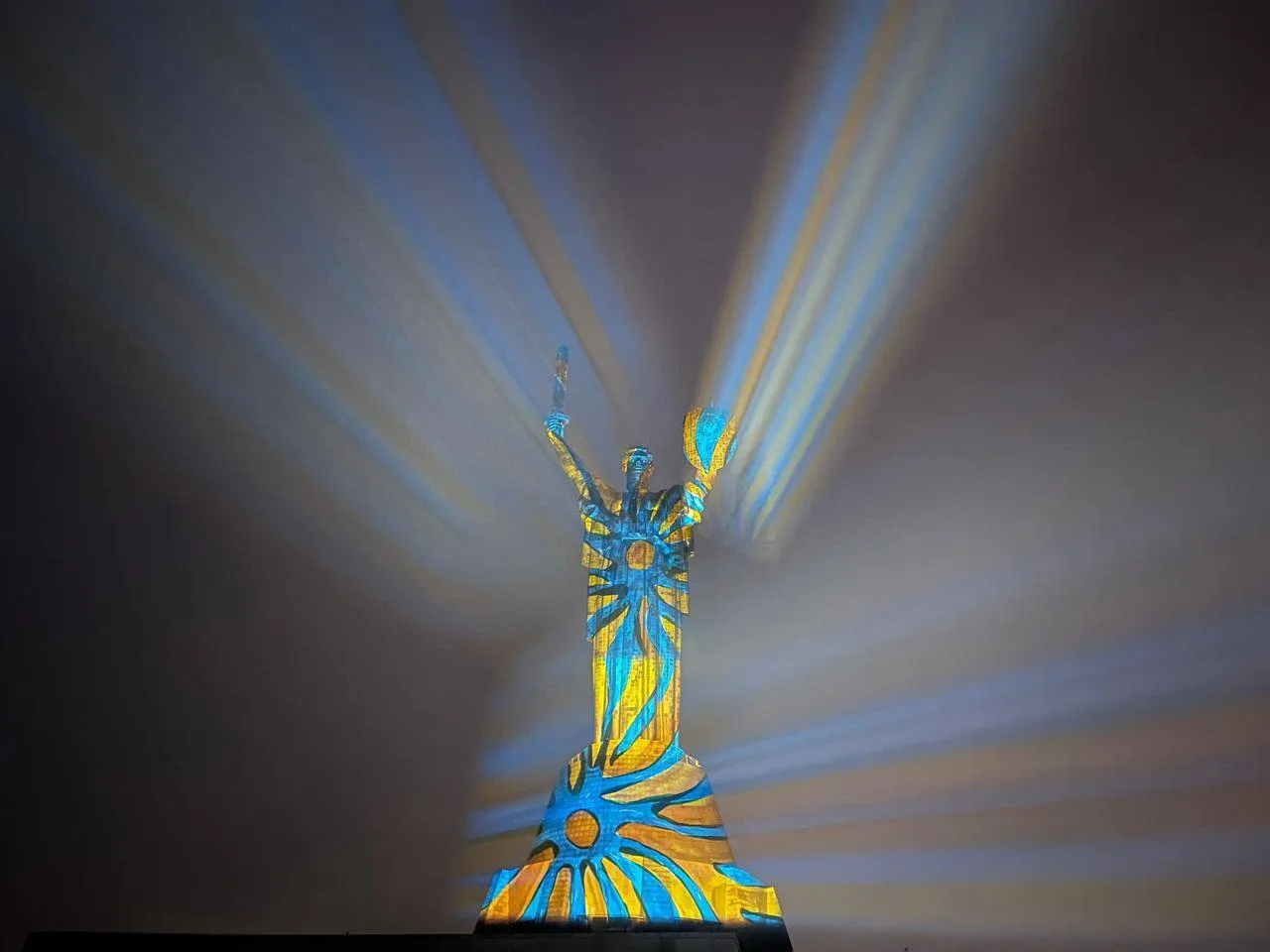 У Києві продовжився світловий арт-тур Геррі Хофштеттера: фантастичні фото dqxikeidqxidqeant