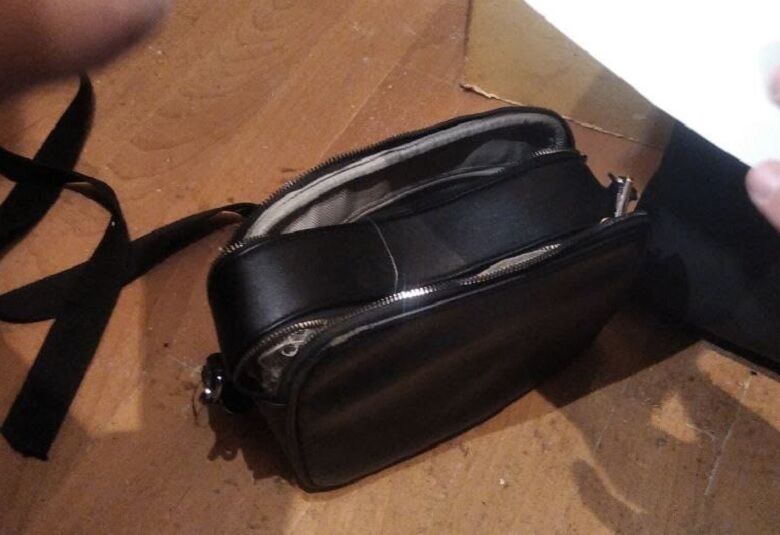 В Киеве рецидивист, угрожая ножом, ограбил женщину: злоумышленника нашли благодаря камерам. Видео dqxikeidqxidqeant