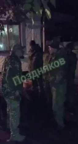 Російський командир ціпком побив ’’мобіків’’, які залишили свої позиції. Відео dqxikeidqxidqrant