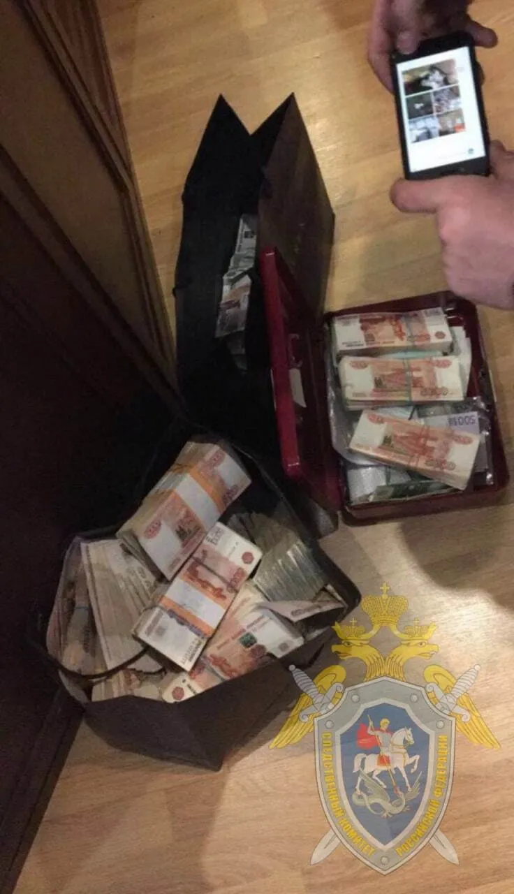 Російські правоохоронці затримали заступника Сальдо, який відповідав за будівництво: вилучено мільйони готівкою. Фото dqxikeidqxidqeant