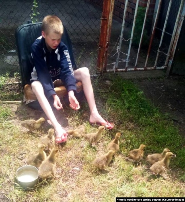 Іван Бауер з гусенятами. Фото із особистого архіву родини