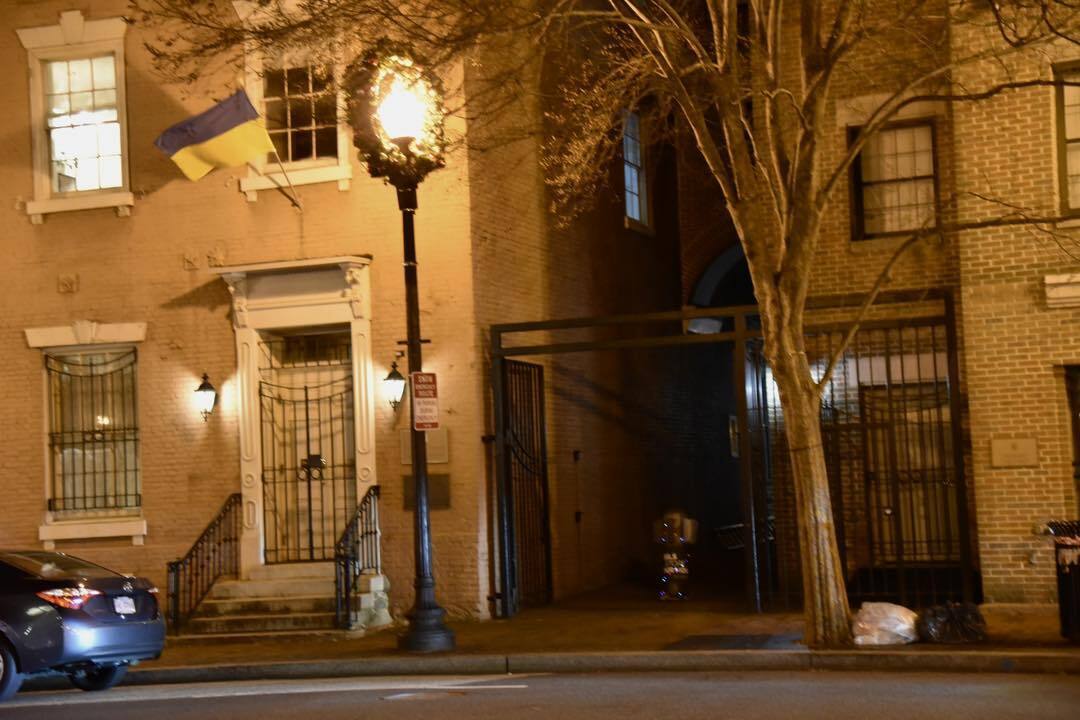 В Вашингтоне у посольства Украины установлен макет российской ракеты.