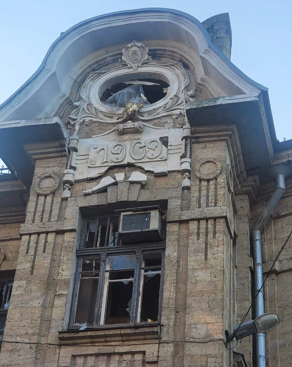 Окупанти вдарили по кардіологічному диспансеру у Херсоні, є постраждалі. Фото