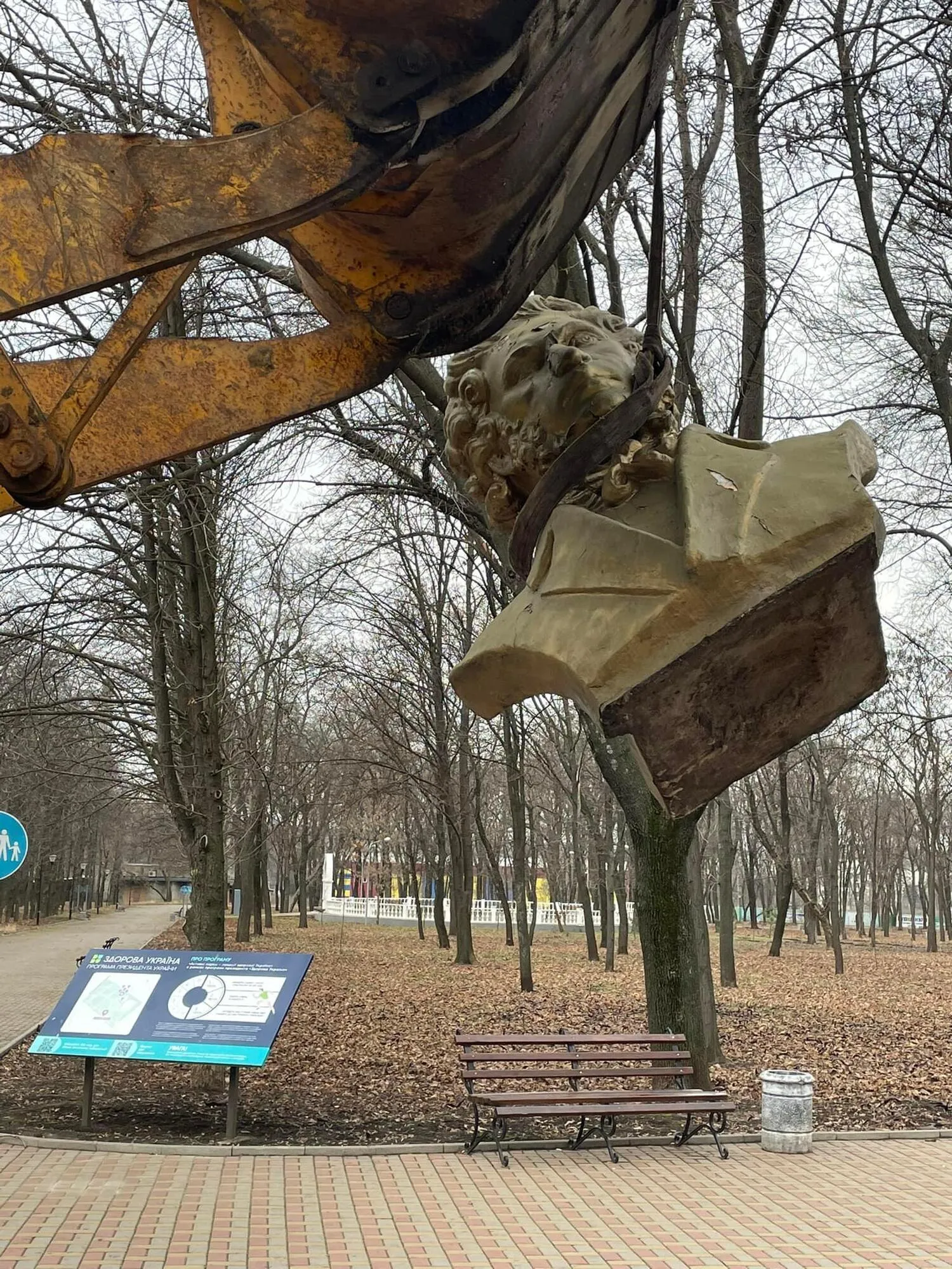 ’’Пушкінопад’’ дістався Краматорська на Донеччині: в Україні має бути українське. Фото dqxikeidqxidqrant