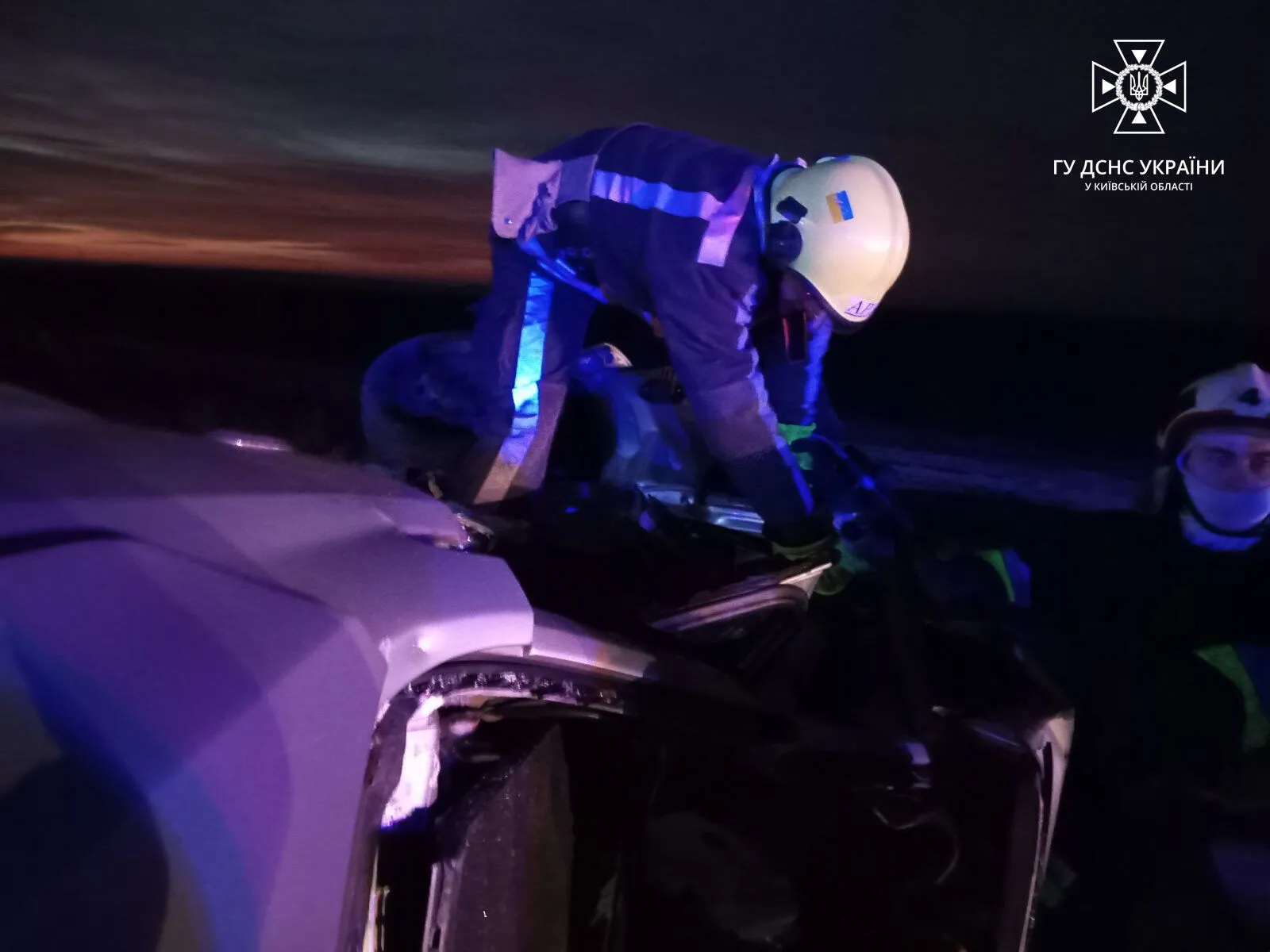 На Київщині зіткнулися два легковики: постраждалого пасажира деблокували за допомогою спецінструменту. Фото dqxikeidqxidqrant