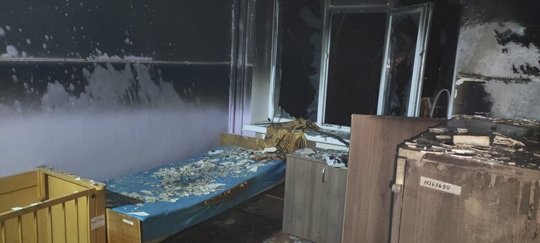 У новорічну ніч ворог ударив по дитячій обласній лікарні у Херсоні, - ДСНС 02