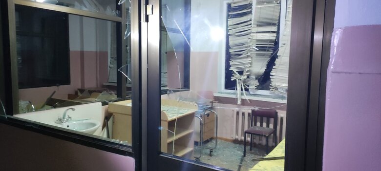 У новорічну ніч ворог ударив по дитячій обласній лікарні у Херсоні, - ДСНС 04
