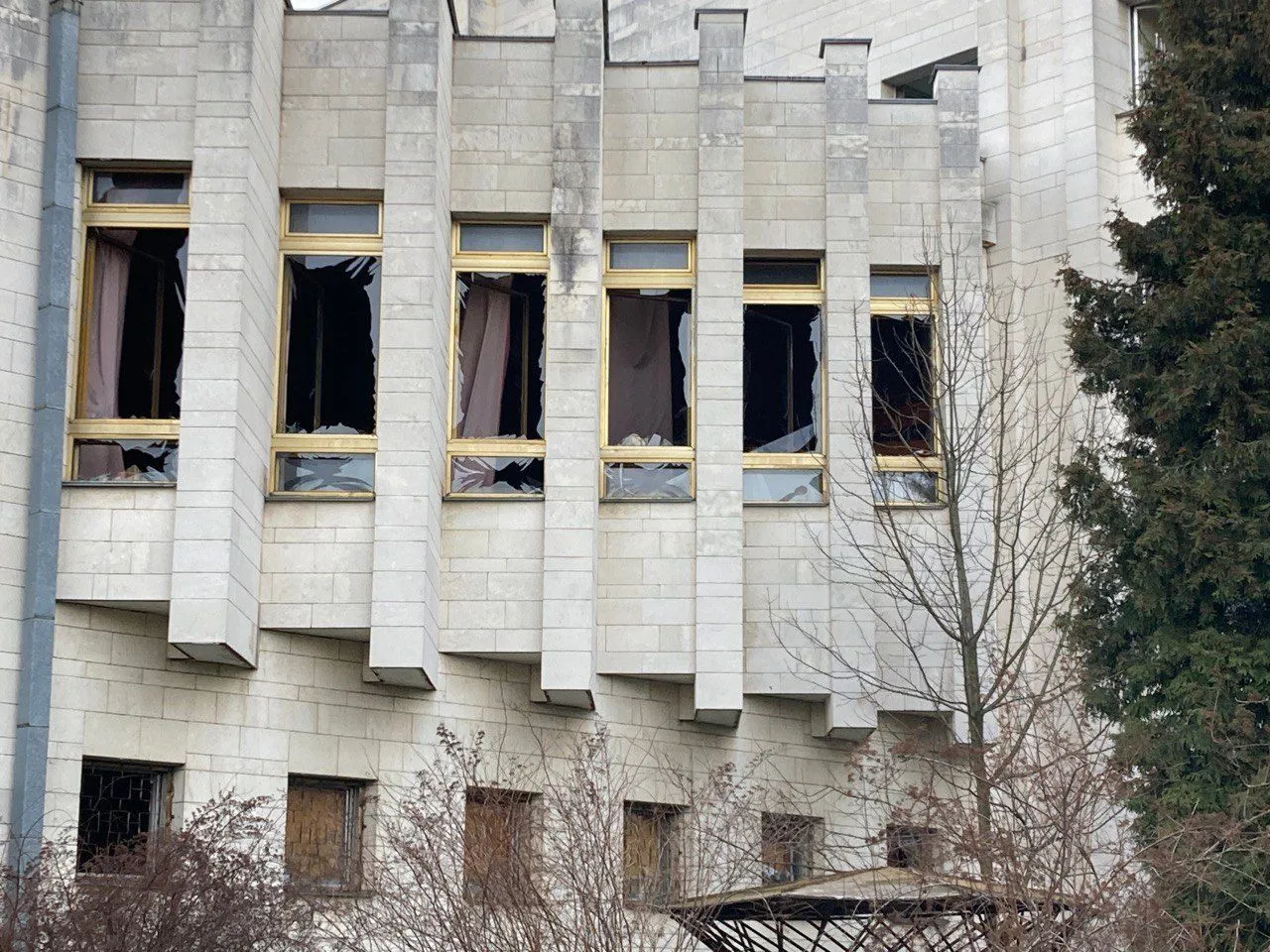 В Университете им. Шевченко показали последствия обстрелов войск РФ. Фото dqxikeidqxidqrant
